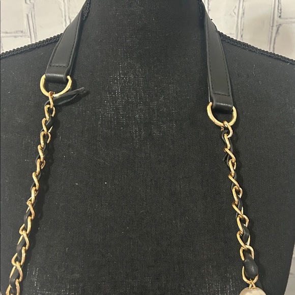 EUC Badgley Mischka Elegant Black Quilted Bag with Gold Chain - Picture 4 of 7